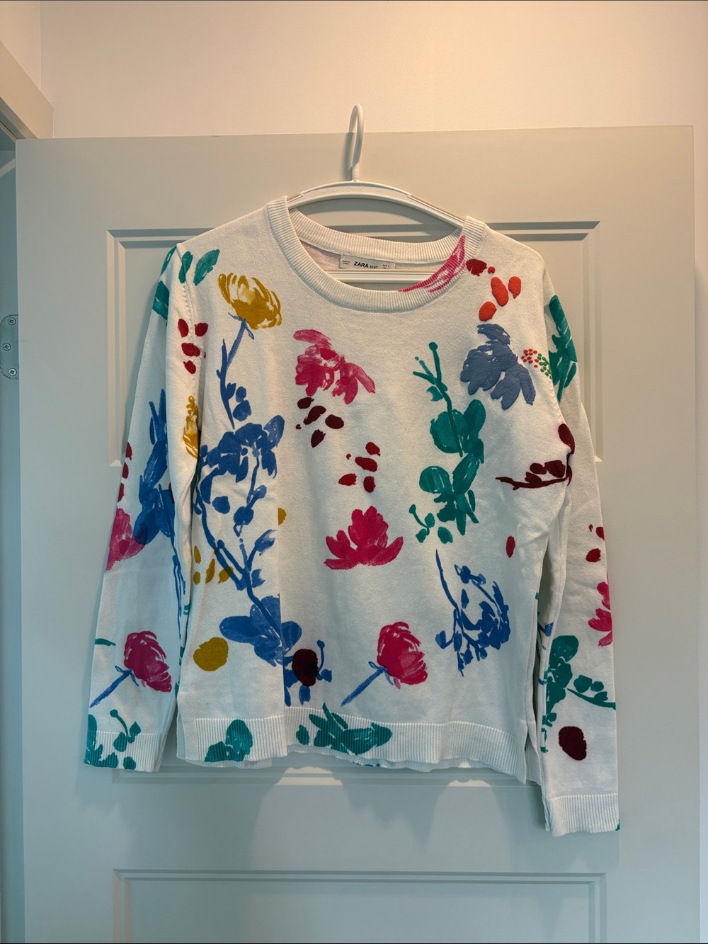Zara White Crewneck Sweater with Multicolor Floral Brushprint